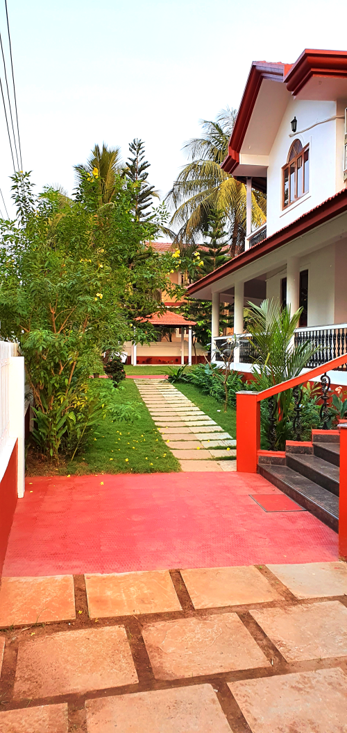 Image of pathway around VIlla Splendore Goa
